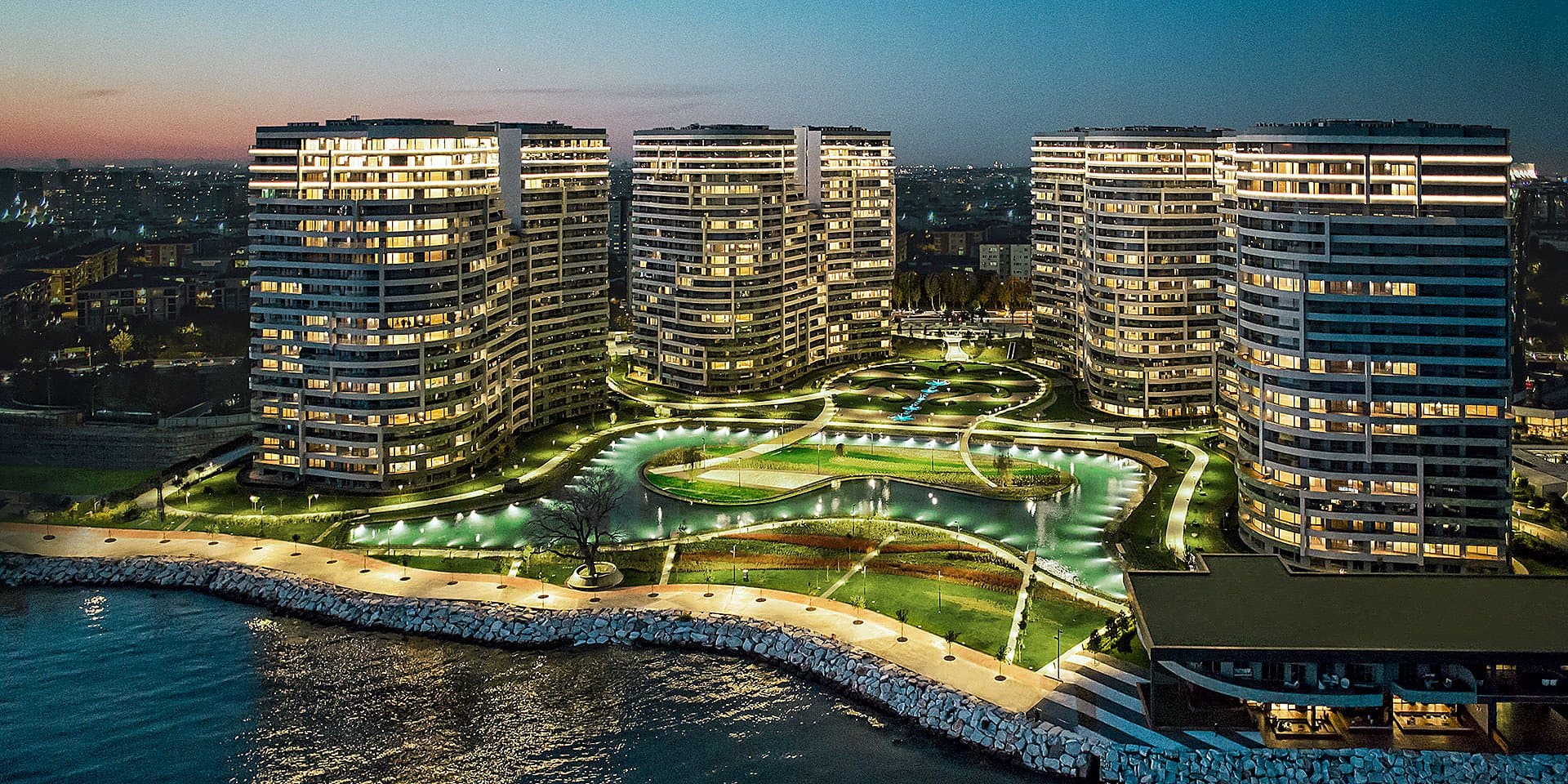Akşam saatlerinde SeaPearl Ataköy projesinin kıyı ve peyzaj görünümü